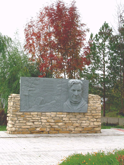 Памятник Карякину