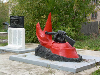 Памятник учащимся и учителям школы № 3, погибшим на фронтах Великой Отечественной войны.
